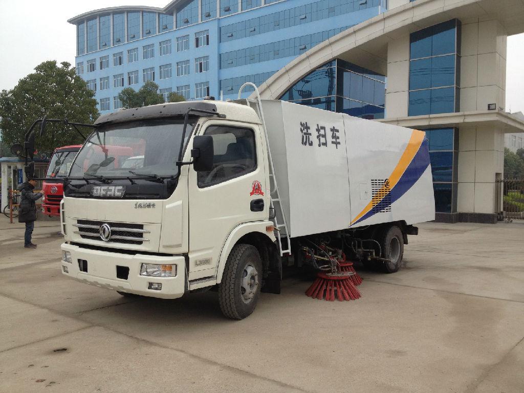 東風(fēng)系列大型掃路車與吸塵車 現(xiàn)代城市環(huán)衛(wèi)的強(qiáng)勁動力